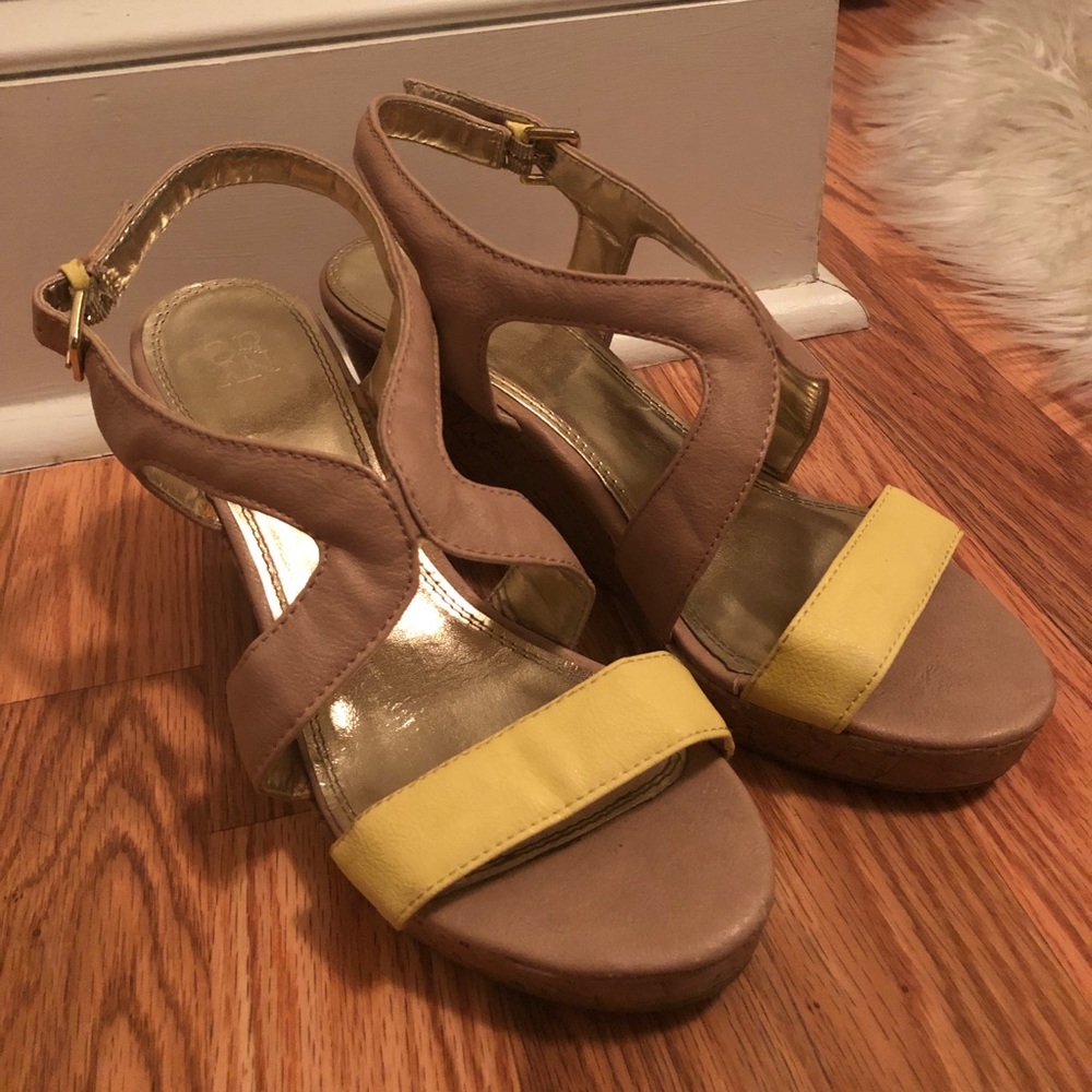 Like-new New York & Company wedge sandal
